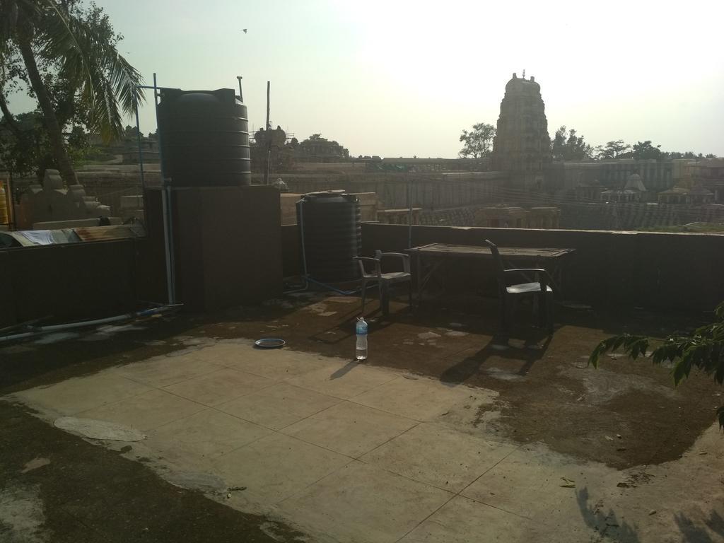 Mayuram Homestay Hampi Buitenkant foto